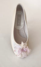 Cargar imagen en el visor de la galería, Zapatos de niña Comunión con flores. Personalizamos con tu vestido. Modelo TETUAN