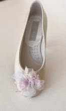 Cargar imagen en el visor de la galería, Zapatos de niña Comunión con flores. Personalizamos con tu vestido. Modelo TETUAN