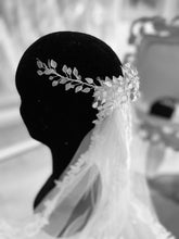 Load image into Gallery viewer, Tiara de Novia ANEMONA. Tocados Joya. Envio gratuito!