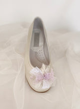 Cargar imagen en el visor de la galería, Zapatos de niña Comunión con flores. Personalizamos con tu vestido. Modelo TETUAN