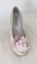 Cargar imagen en el visor de la galería, Zapatos niña para Comunión. Personalizamos con tu vestido.  Modelo NUBE