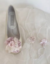 Cargar imagen en el visor de la galería, Zapatos niña para Comunión. Personalizamos con tu vestido.  Modelo NUBE