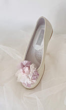 Cargar imagen en el visor de la galería, Zapatos niña para Comunión. Personalizamos con tu vestido.  Modelo NUBE