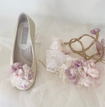 Cargar imagen en el visor de la galería, Zapatos niña para Comunión. Personalizamos con tu vestido.  Modelo NUBE