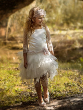 Cargar imagen en el visor de la galería, Turbante Encaje de Comunión o Ceremonia. Hada de las Perlas.