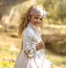 Cargar imagen en el visor de la galería, Turbante Encaje de Comunión o Ceremonia. Hada de las Perlas.