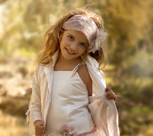 Cargar imagen en el visor de la galería, Turbante Encaje de Comunión o Ceremonia. Hada de las Perlas.
